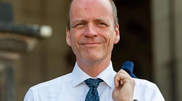 Matthias Haß (CDU), Finanzminister von Sachsen, kommt zu einem Rundgang. Foto: Robert Michael/zb/dpa/Archivbild