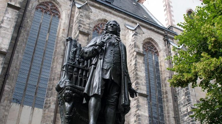 Ein Denkmal für Johann Sebastian Bach steht vor der Thomaskirche in Leipzig. Foto: Hendrik Schmidt/zb/dpa/Archivbild