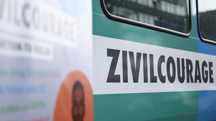 Eine Straßenbahn mit der Aufschrift «Zivilcourage». Foto: Edith Geuppert/dpa/Archivbild