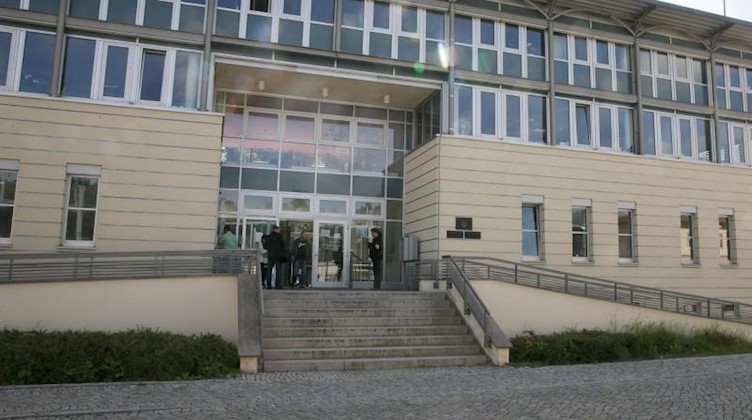 Das Amtsgericht in Pirna ist zu sehen. Foto: Marko Föster/dpa