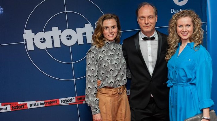 Die Schauspieler Karin Hanczewski (l-r), Martin Brambach und Cornelia Gröschel stehen zusammen. Foto: Robert Michael/zb/dpa