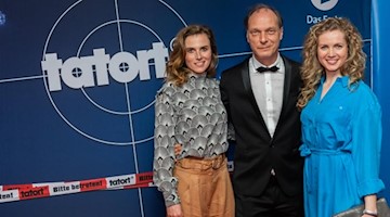 Die Schauspieler Karin Hanczewski (l-r), Martin Brambach und Cornelia Gröschel stehen zusammen. Foto: Robert Michael/zb/dpa