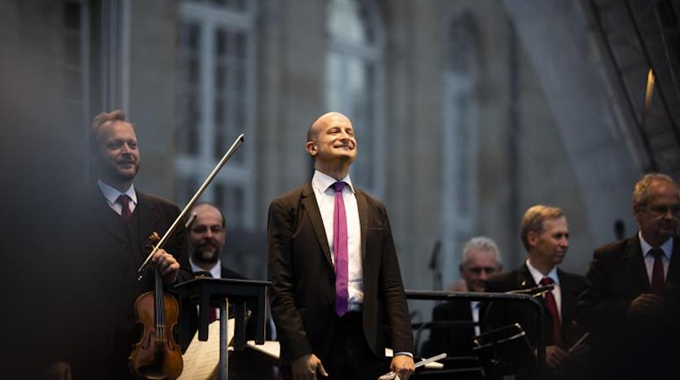 Guillermo García Calvo steht vor seinem Orchester. Foto: Alexander Prautzsch/dpa