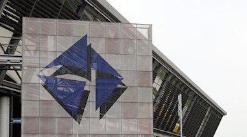 Das Logo vom Flughafen Leipzig/Halle am Zentralterminal. Foto: Peter Endig/zb/dpa/Archiv