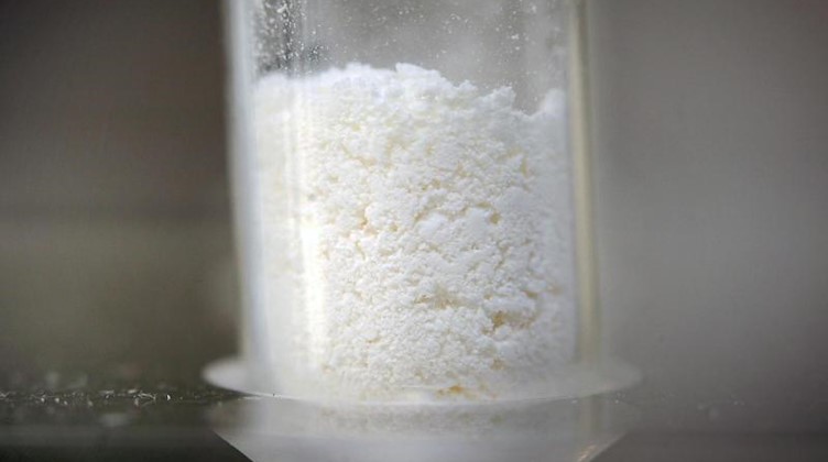 Ein Röhrchen, das auf einem Labortisch steht, ist mit einer Probe Amphetamin gefüllt. Foto: Fredrik von Erichsen/dpa/Symbolbild