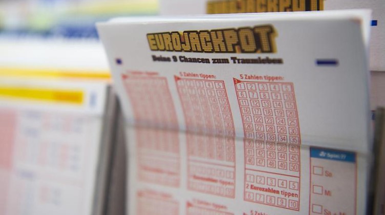 Lottoscheine liegen in einem Kiosk. Foto: Christophe Gateau/dpa/Archivbild