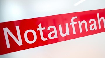 Die Aufschrift "Notaufnahme" steht auf einer Glastür. Foto: Hauke-Christian Dittrich/dpa/Archivbild