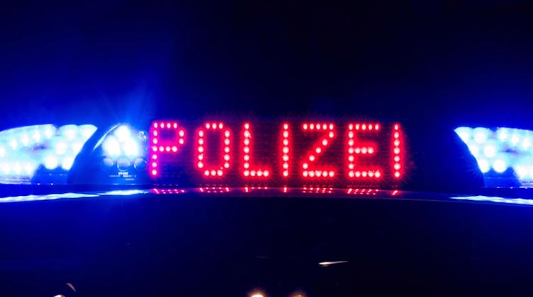 Das Blaulicht auf einem Fahrzeug der Polizei. Foto: Monika Skolimowska/zb/dpa/Symbolbild