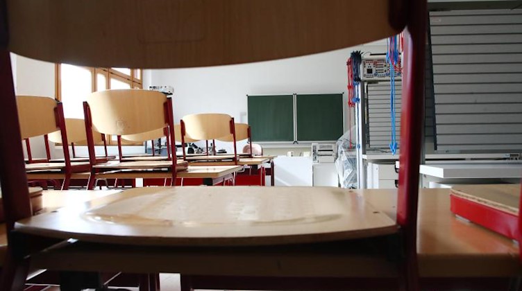 Ein leeres Klassenzimmer in einer Schule. Foto: Bodo Schackow/zb/dpa