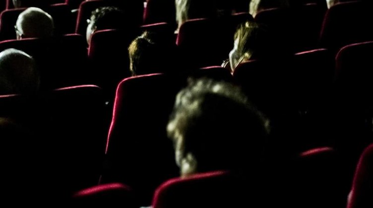 Besucher sitzen in einem Kino. Foto: Nicolas Armer/dpa/Archivbild