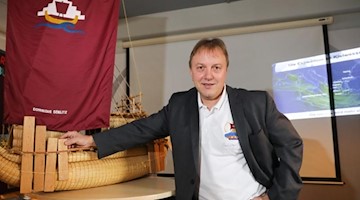 Der Experimental-Archäologe Dominique Görlitz steht vor einem Modell seines Schilfbootes «Abora IV». Foto: Jan Woitas/zb/dpa/Archivbild