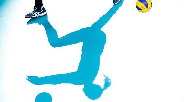 Eine Volleyball-Spielerin in Aktion. Foto: Laurent Dubrule/epa/dpa/Symbolbild
