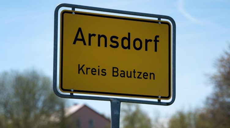 Ortschild der Gemeinde Arnsdorf. Foto: Arno Burgi/dpa-Zentralbild/dpa/Archivbild
