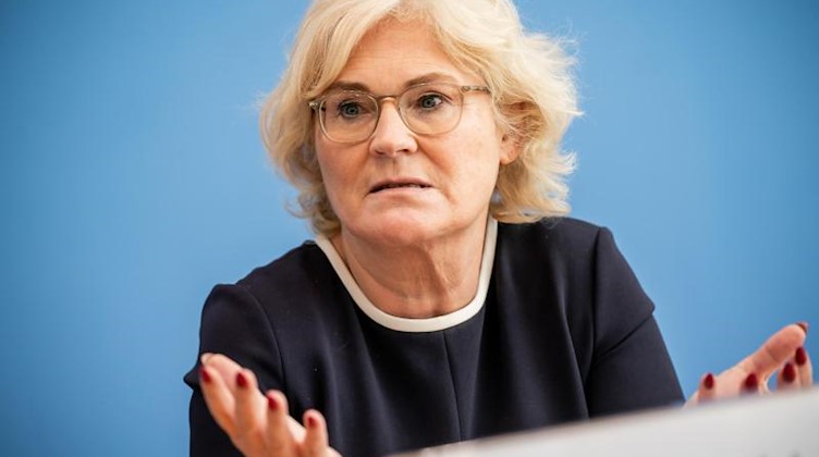 Christine Lambrecht (SPD), Bundesjustizministerin, spricht bei einer Pressekonferenz. Foto: Michael Kappeler/dpa/Archivbild