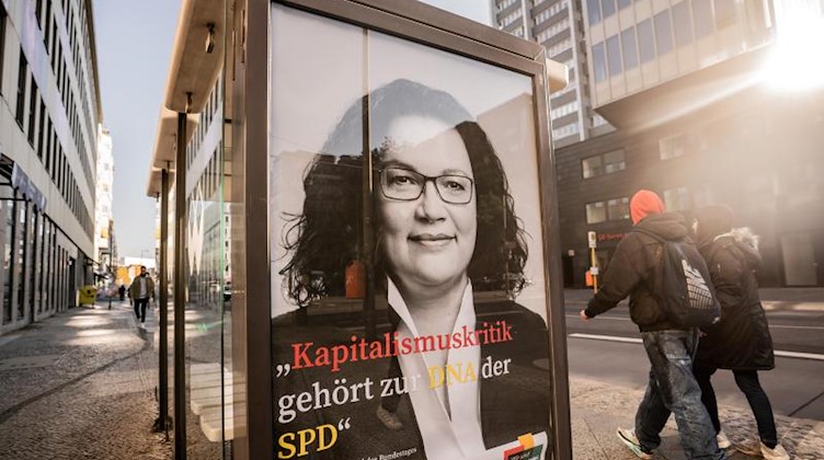 Konterfei der Ex-SPD-Vorsitzenden Nahles und Schriftzug «Kapitalismuskritik gehört zur DNA der SPD». Foto: Michael Kappeler/dpa/Archivbild