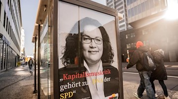 Konterfei der Ex-SPD-Vorsitzenden Nahles und Schriftzug «Kapitalismuskritik gehört zur DNA der SPD». Foto: Michael Kappeler/dpa/Archivbild