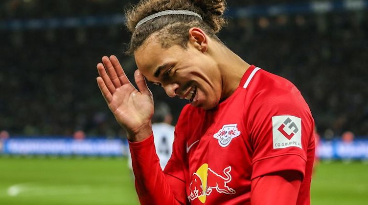 Yussuf Poulsen von RB Leipzig hebt lachend die Hand. Foto: Andreas Gora/dpa
