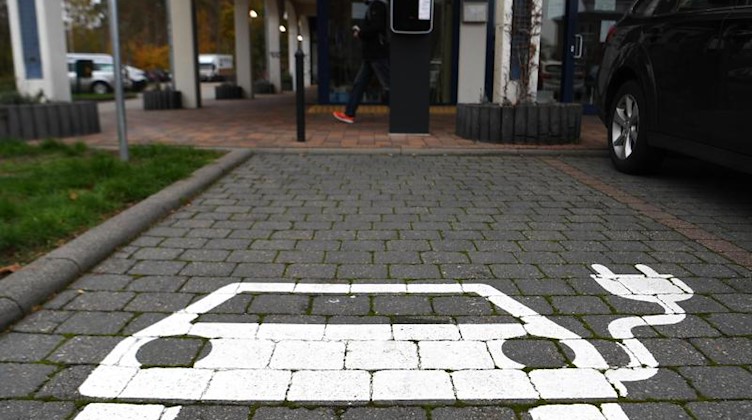 Eine Markierung auf dem Boden weist auf einen Parkplatz und Ladestation für Elektroautos hin. Foto: Monika Skolimowska/dpa-Zentralbild/dpa/Archivbild