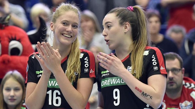 Camilla Weitzel (l) und Lucija Mlinar vom Dresdner SC freuen sich. Foto: Matthias Rietschel/zb/dpa