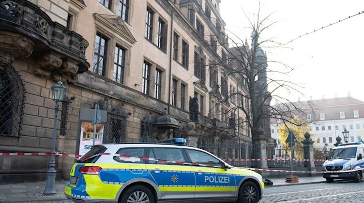 Polizeifahrzeuge stehen vor dem Residenzschloss mit dem Grünen Gewölbe. Foto: Sebastian Kahnert/dpa-Zentralbild/dpa