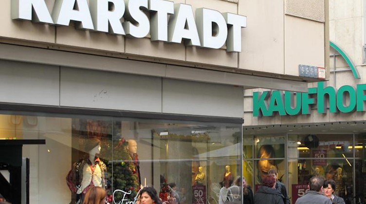 Passanten gehen an einer Filiale der Warenhauskette Karstadt vorbei. Foto: Birgit Reichert/dpa
