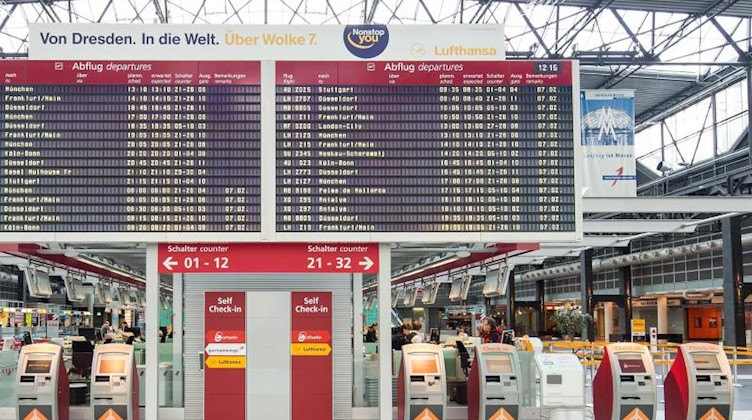 Eine Anzeigetafel mit Abflugzeiten steht im Abflugbereich vom Flughafen in Dresden. Foto: Oliver Killig/dpa-Zentralbild/dpa
