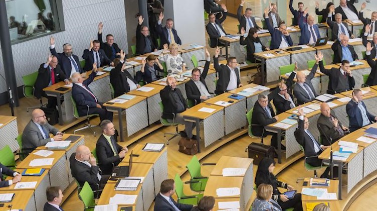 Abgeordnete sitzen im sächsischen Landtag. Foto: Matthias Rietschel/dpa-Zentralbild/dpa