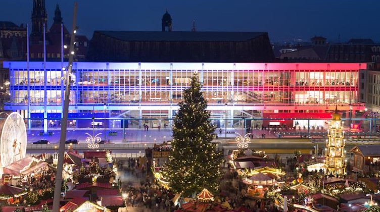 Der Kulturpalast ist hinter dem Dresdner Striezelmarkt. Foto: Sebastian Kahnert/zb/dpa