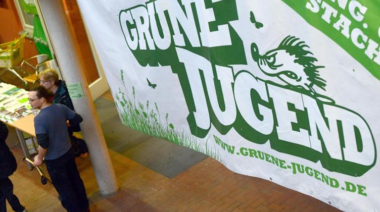 Das Logo der Grünen Jugend hängt neben einem Stand auf einem Kongress. Foto: Caroline Seidel/dpa