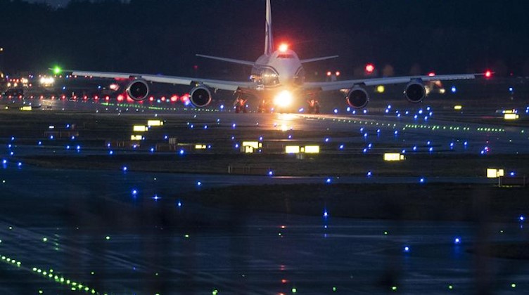 Ein Flugzeug landet auf dem Frankfurter Flughafen. Foto: Boris Roessler/dpa/Archivbild