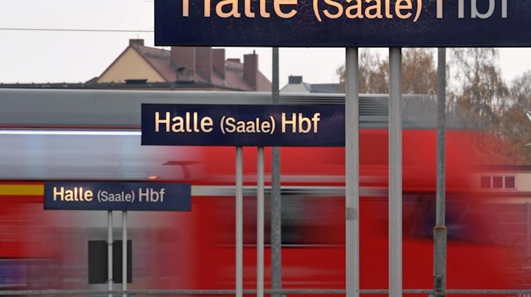 Ein Regionalzug rollt aus dem Hauptbahnhof in Halle/Saale ein. Foto: Hendrik Schmidt/dpa-Zentralbild/dpa