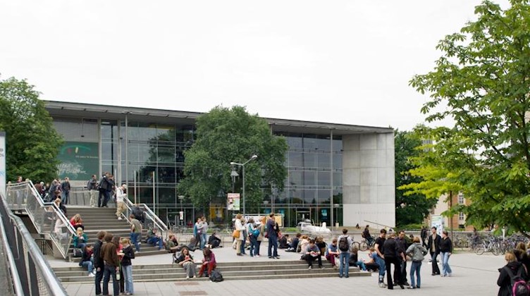 Das Hörsaalzentrum (l) und die Mensa der Technischen Universität (TU) Dresden. Foto: Arno Burgi/dpa-Zentralbild/dpa/Archivbild