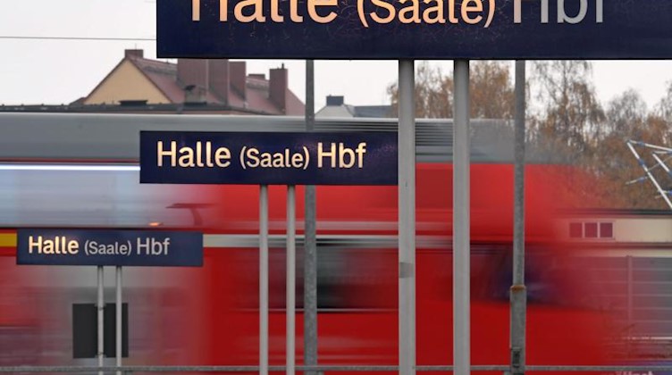 Ein Regionalzug rollt aus dem Hauptbahnhof in Halle/Saale. Foto: Hendrik Schmidt/dpa-Zentralbild/dpa