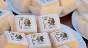 Marzipantörtchen mit dem Konterfei der neuen Briefmarke zum 200. Geburtstag von Theodor Fontane. Foto: Soeren Stache/dpa