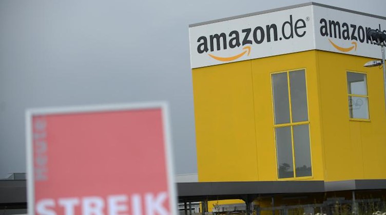 Ein Streikplakat steht vor dem Logistik-Zentrum des Internet-Versandhändlers Amazon in Bad Hersfeld. Foto: Uwe Zucchi/dpa/Archivbild
