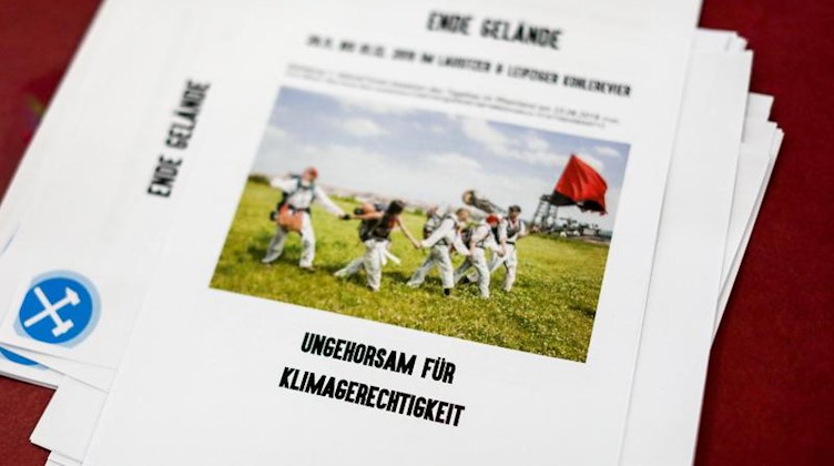 Flyer der Initative «Ende Gelände» bei einer Pressekonferenz zur Klima-Aktionswoche. Foto: Jan Woitas/dpa-Zentralbild/dpa