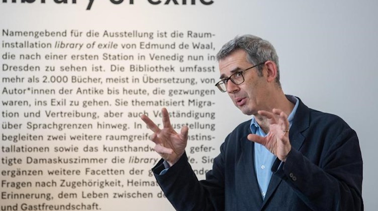 Edmund de Waal spricht während eines Pressetermins zur Ausstellung "Library of Exile". Foto: Robert Michael/dpa-Zentralbild/dpa