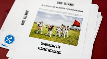 Flyer der Initiative «Ende Gelände» liegen am Rande einer Pressekonferenz zur Klima-Aktionswoche. Foto: Jan Woitas/dpa-Zentralbild/dpa