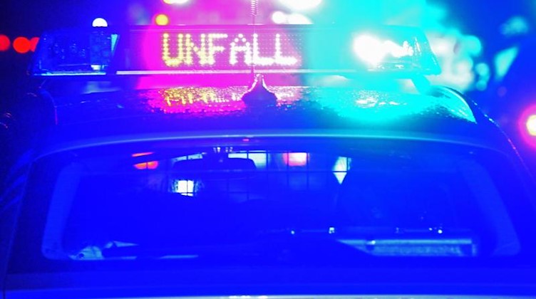 Blaulicht und der LED-Schriftzug «Unfall» auf dem Dach eines Polizeistreifenwagens. Foto: Stefan Puchner/dpa/Symbolbild