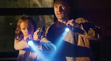 Viola Delbrück (Yvonne Catterfeld) und Burkhard «Butsch» Schulz (Götz Schubert) im ARD-Krimi «Wolfsland - Das heilige Grab». Foto: Steffen Junghans/MDR/MOLINA FILM/dpa