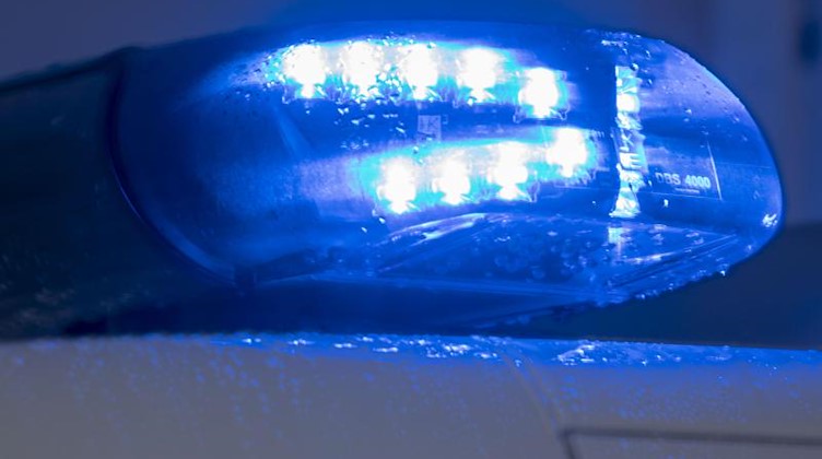 Blaulichter leuchten auf einem Streifenwagen der Polizei. Foto: Jens Büttner/zb/dpa/Symbolbild