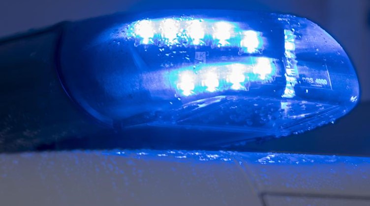 Blaulichter leuchten auf einem Streifenwagen der Polizei. Foto: Jens Büttner/zb/dpa/Symbolbild