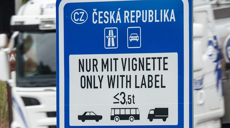 Ein Hinweisschild für die Maut in Tschechien. Foto: Armin Weigel/dpa/Archivbild