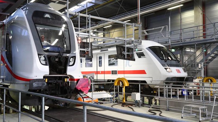 Wagen der Deutschen Bahn stehen im ICE Werk zur Inspektion und Wintervorbereitung. Foto: Bodo Schackow/dpa-zentralbild/dpa