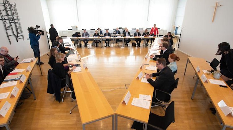 Die Teilnehmer abschließender Beratungen sitzen im Landtag auf ihren Plätzen. Foto: Sebastian Kahnert/dpa-Zentralbild/dpa