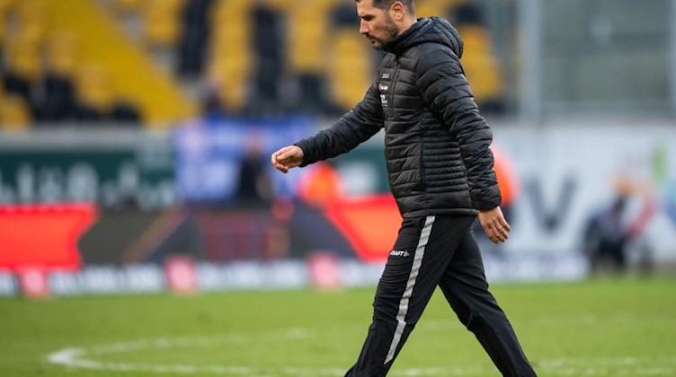 Dynamos Trainer Cristian Fiel verlässt das Feld nach der 1:2 Niederlage gegen Kiel. Foto: Robert Michael/dpa-Zentralbild/dpa