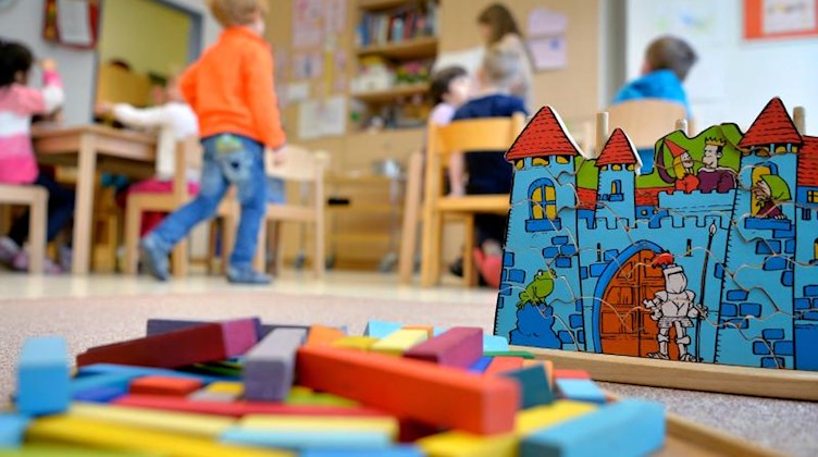 Spielzeug liegt in einer Kindertagesstätte auf dem Boden. Foto: Monika Skolimowska/dpa/Archivbild
