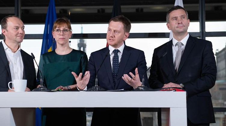 Wolfram Günther (Grüne) (l-r), Katja Meier (Grüne), Michael Kretschmer (CDU) und Martin Dulig (SPD). Foto: Sebastian Kahnert/zb/dpa/Archivbild