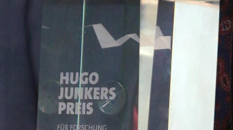 Die Siegertrophäe des Hugo Junkers Preises. Foto: Jens Wolf/zb/dpa/Archivbild