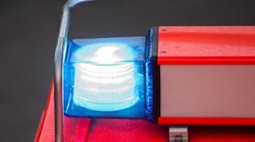 Ein Blaulicht leuchtet an einem Feuerwehrwagen. Foto: Daniel Bockwoldt/dpa